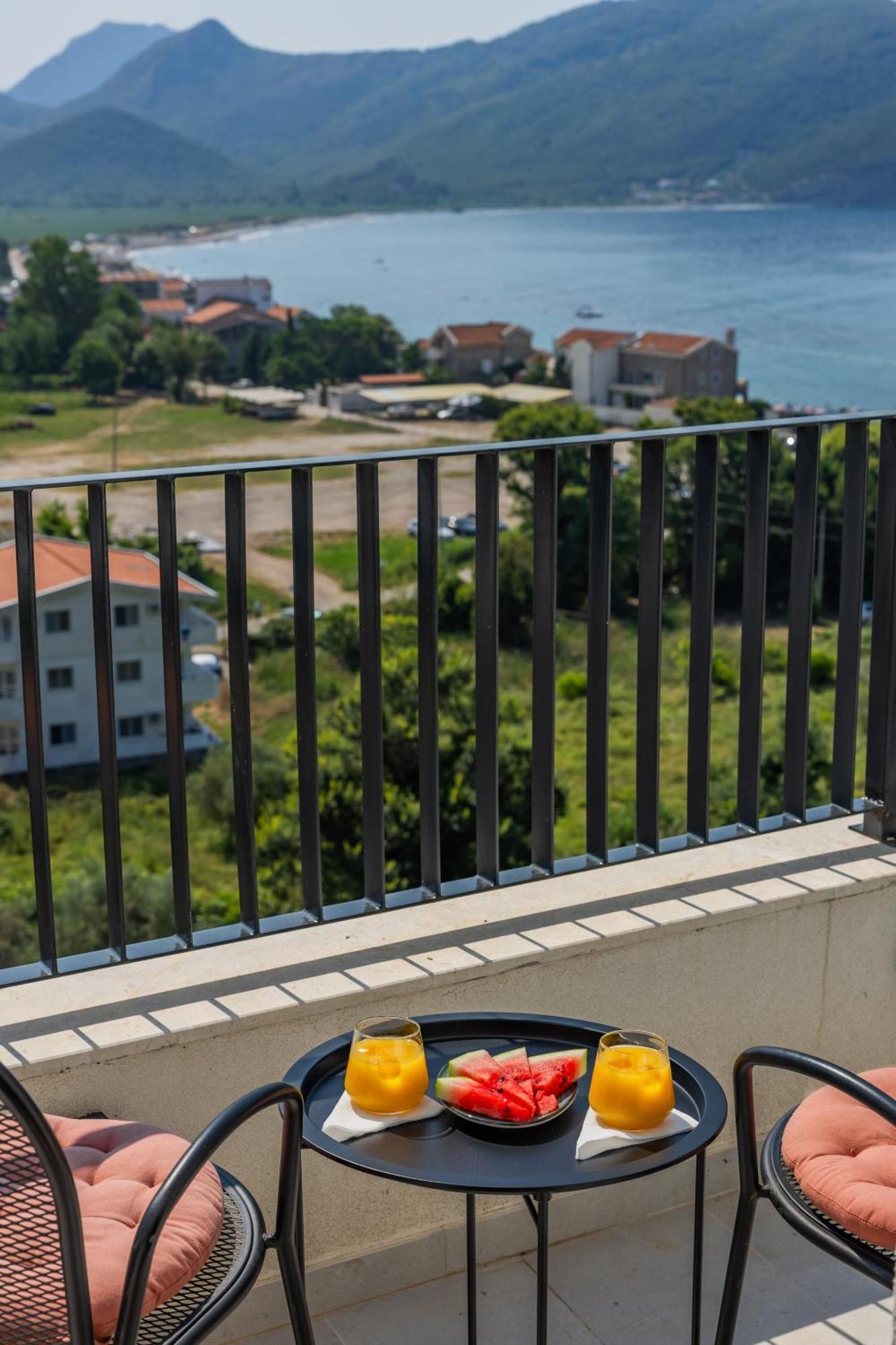 Hotel Aquilo Petrovac Екстериор снимка