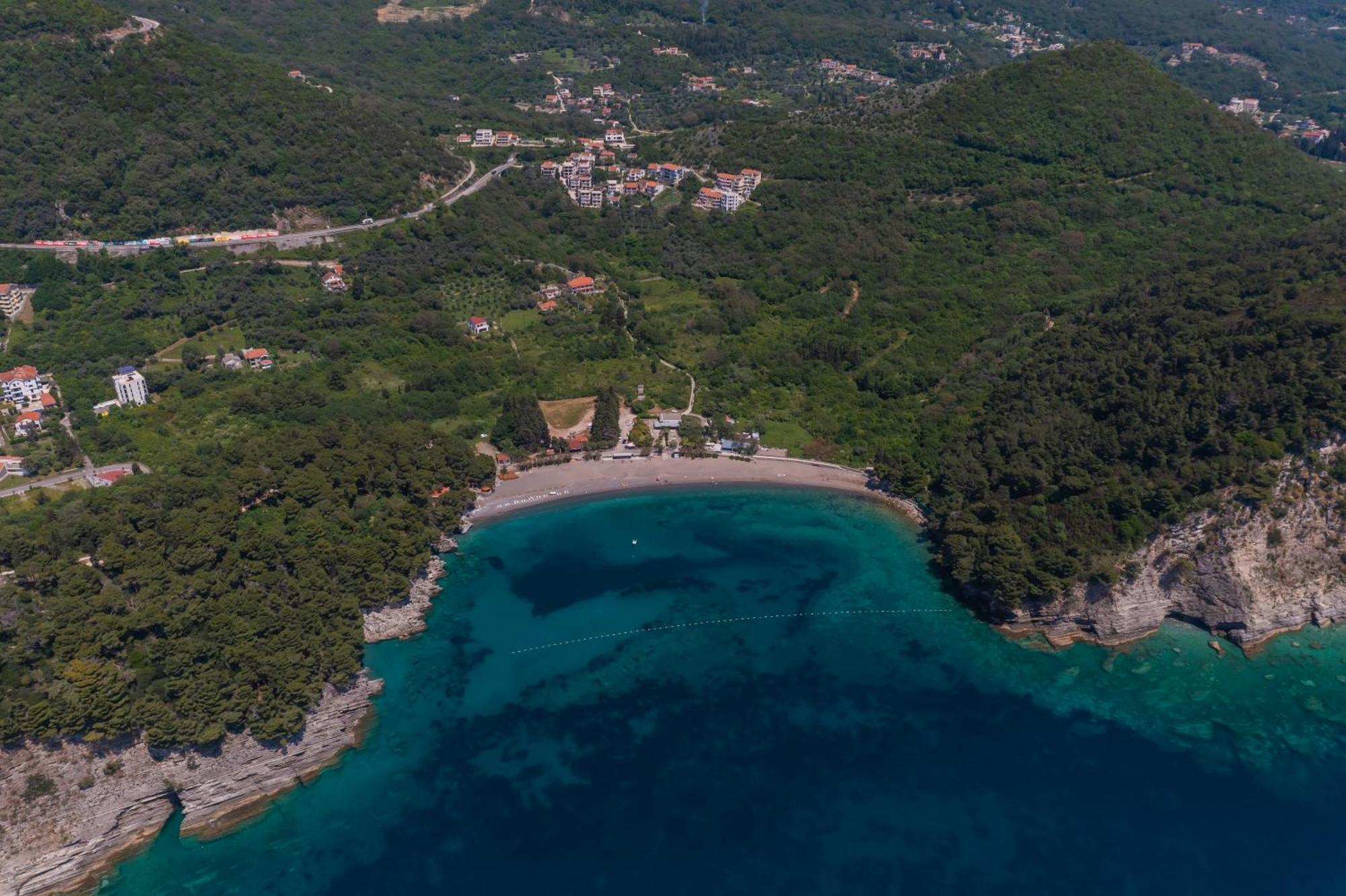 Hotel Aquilo Petrovac Екстериор снимка